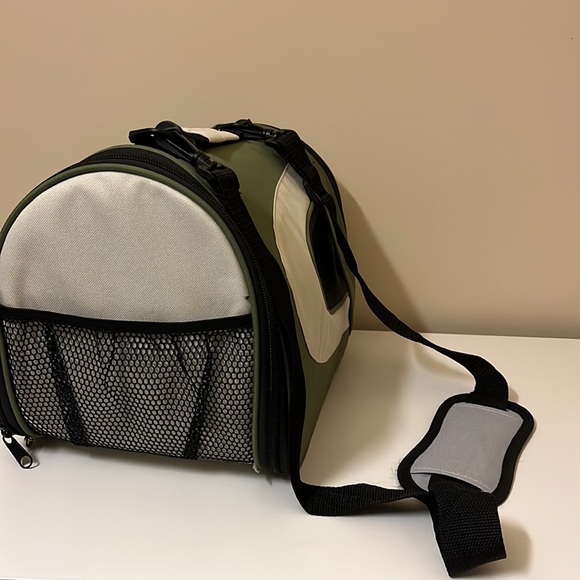 Green and White Pet Carrier - Picture 4 of 4